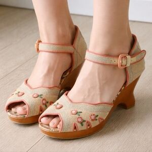 Miss L Fire Del Rio Embroidered Coral Trim Heels Size 8.5